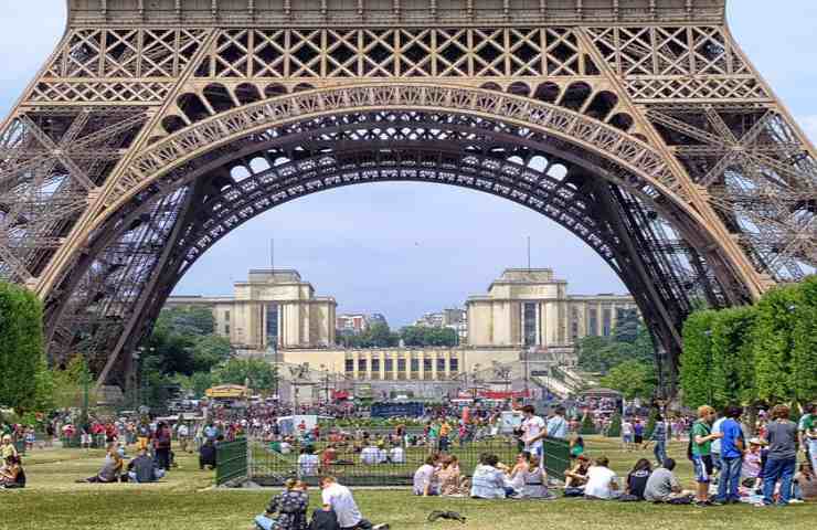 Picnic sotto la Torre Eiffel