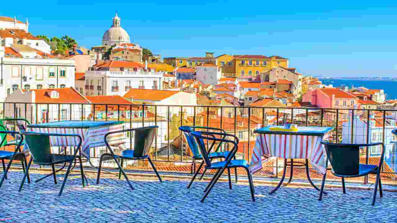 Ristorante su terrazza a Lisbona