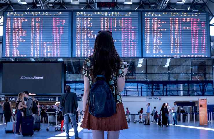 Donna in aeroporto