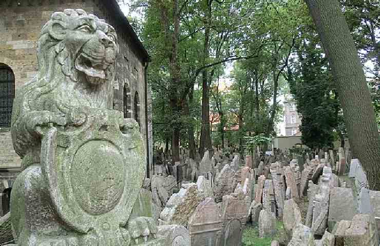Cimitero Ebraico di Praga con lapidi e scultura di leone in primo piano