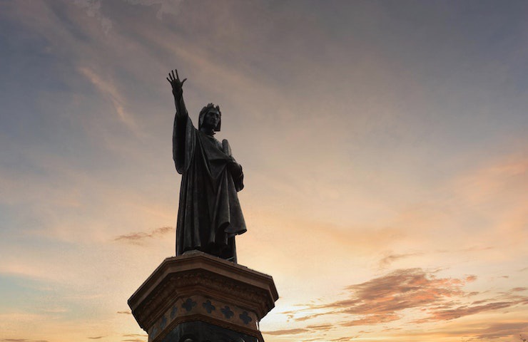 Statua di Dante Alighieri fotografata al tramonto