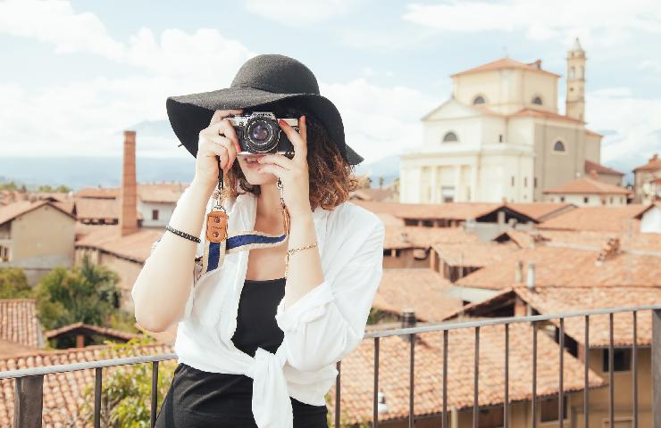 Donna in vacanza fotografa il paesaggio