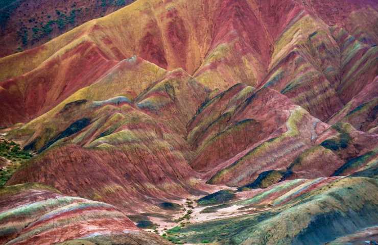 Vista sulle splendide Montagne arcobaleno in Cina