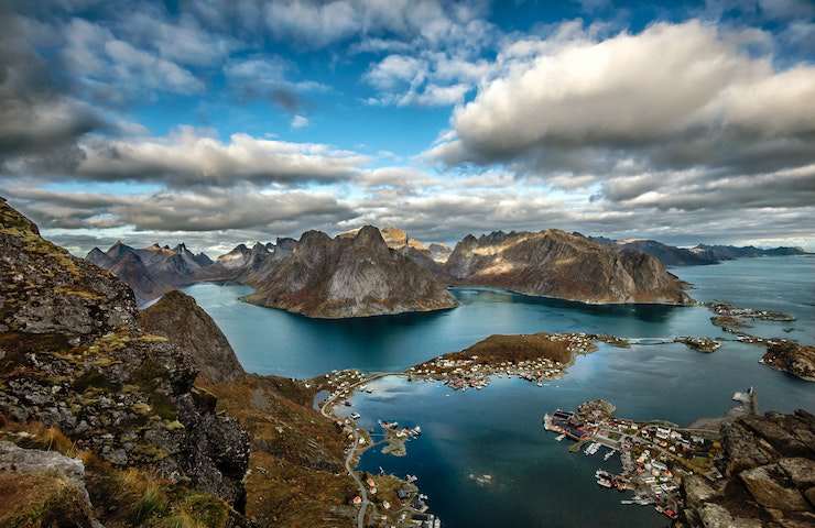 Vista dall'alto sulle isolette e il mare in Norvegia