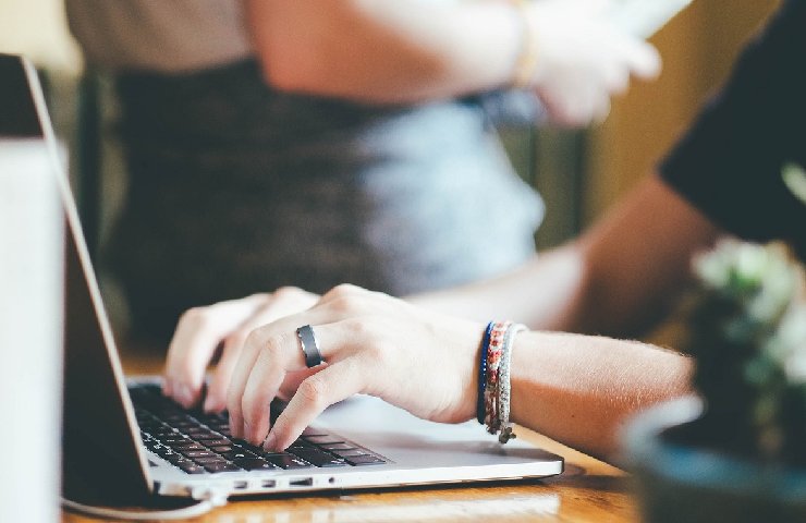 ragazza che digita al computer