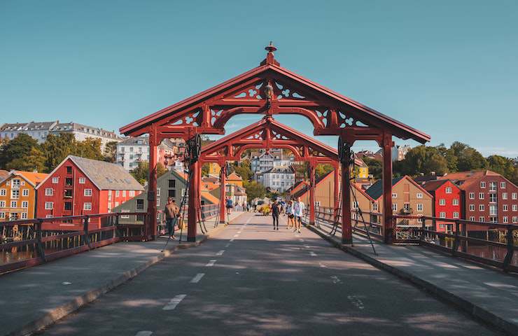 Vista frontale su una strada di Trondheim in Norvegia