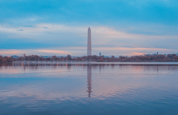 Vista sul Washington Memorial Reflecting Pool a Washington DC