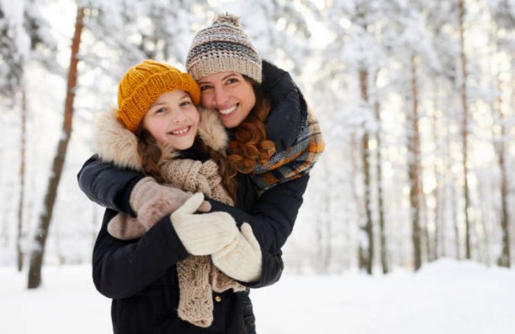 Madre e figlia sorridenti