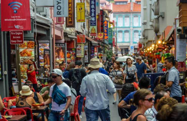 Strada con diversi ristoranti a Singapore