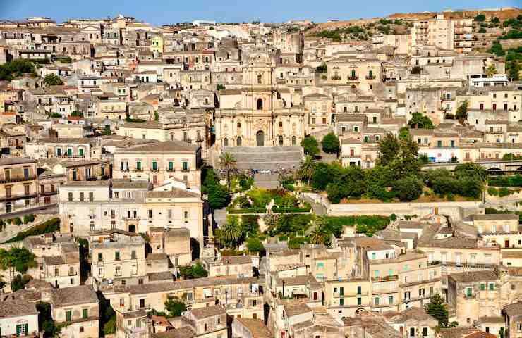 Vista frontale di un tipico borgo italiano. Chiesa al centro e tutte le case intorno