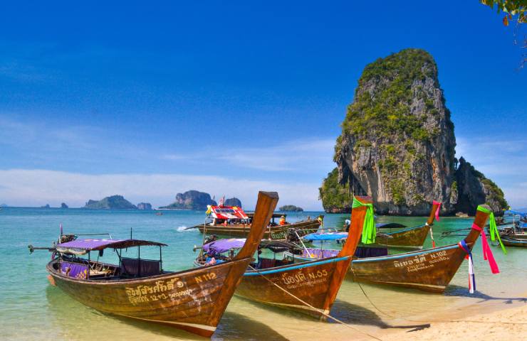 Barche in riva al mare su una spiaggia della Thailandia