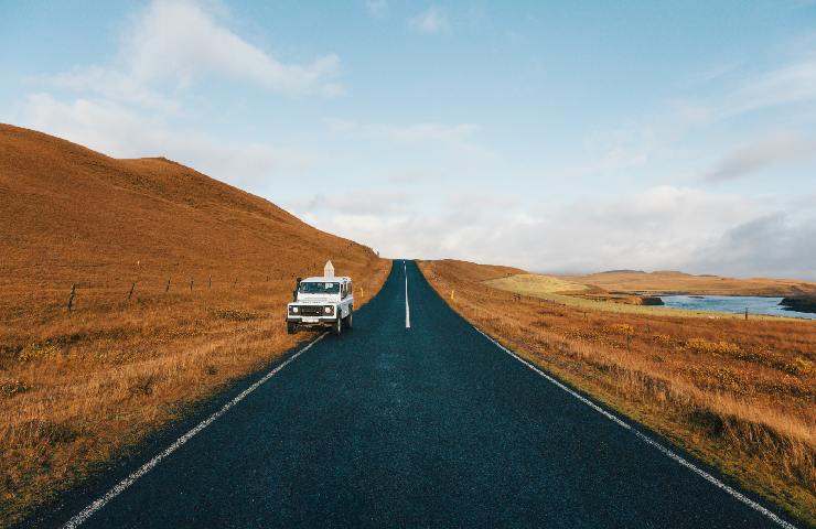 Auto che percorre una strada islandese
