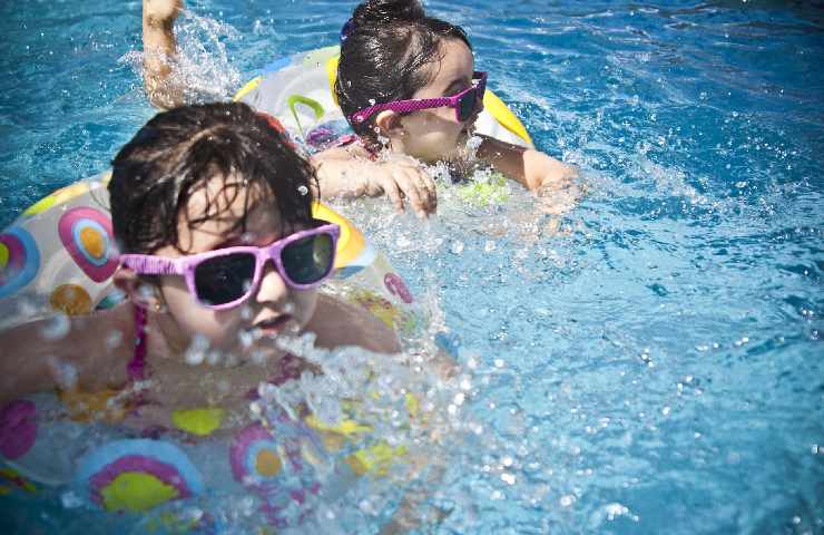 Bambini in piscina