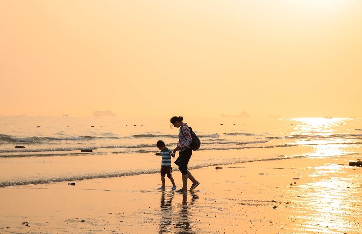 Una mamma con il suo bambino a mare