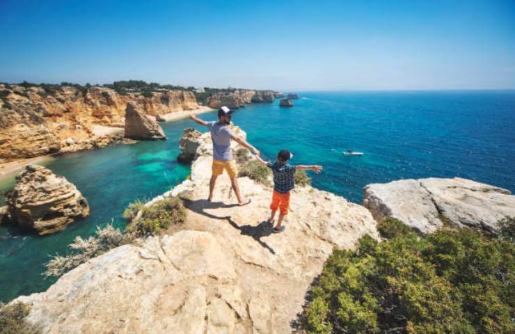 Padre e figlio in una spiaggia in Portogallo