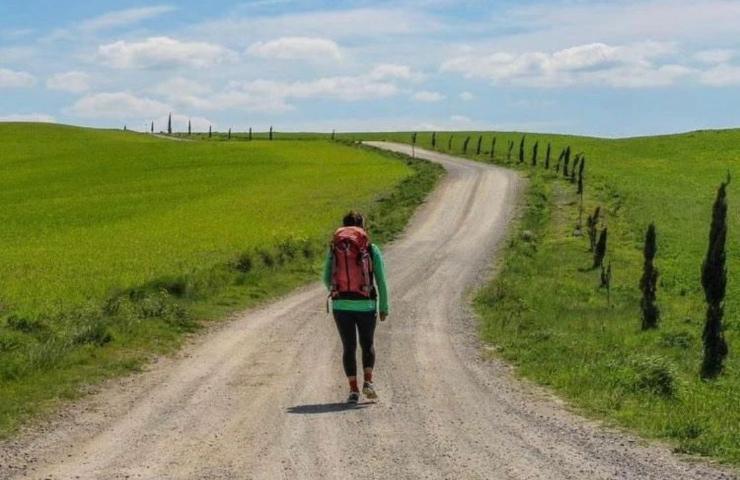 Pellegrina sulla via Francigena