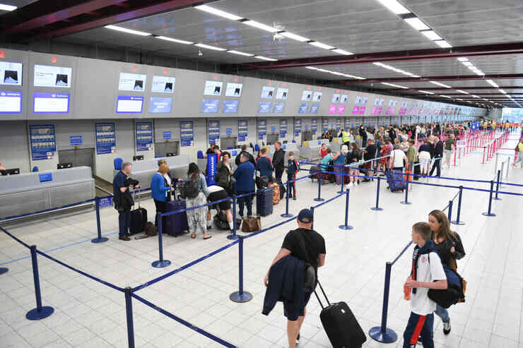 Zona dei check in in un aeroporto 