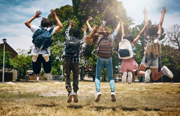 Gruppo di ragazzi in vacanza studio all'estero