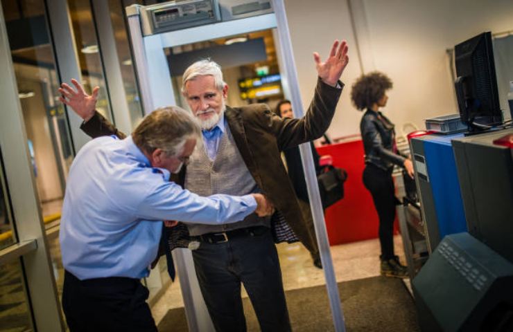 Metal detector in aeroporto