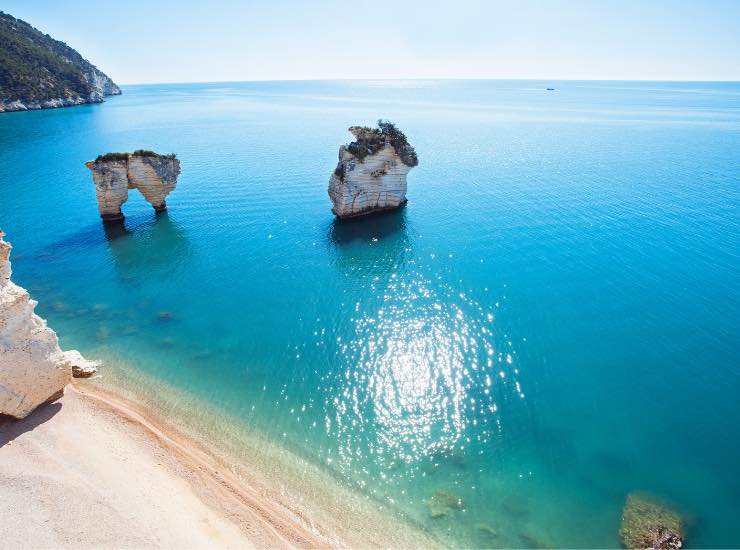 spiaggia selvaggia italiana con mare cristallino