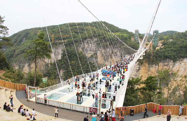 Zhangjiajie Grand Canyon e il ponte che attrae sempre moltissimi turisti