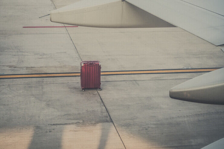 Una valigia sulla pista di un aeroporto 