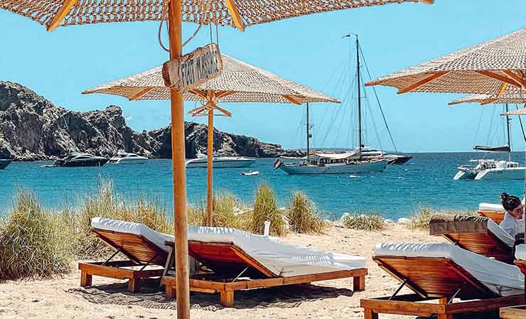 lettini e ombrelloni su una spiaggia di ibiza