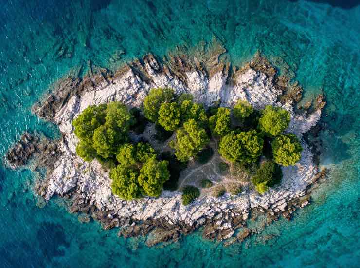 Vista di un'isola tropicale dall'alto