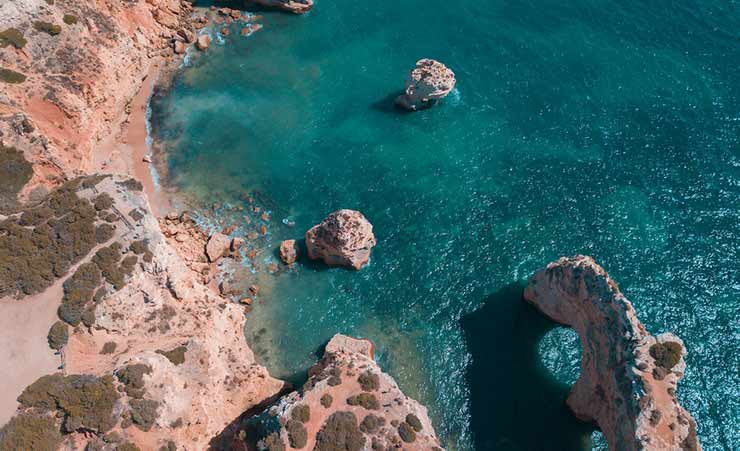 una vista su una spiaggia di un'isola in spagna