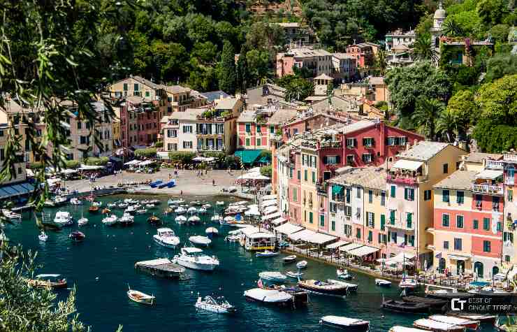 Vista di Portofino dal porticello con barche e casette tipiche colorate