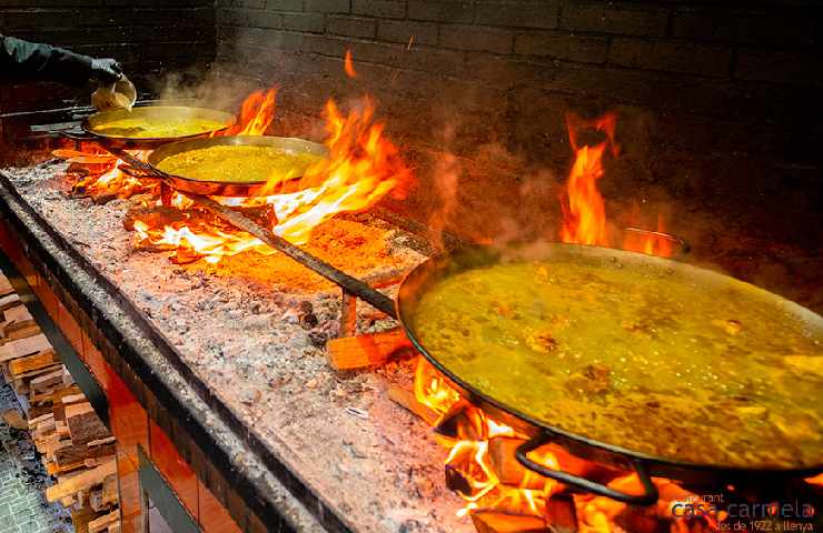 Preparazione delle paellas al ristorante Casa Carmela