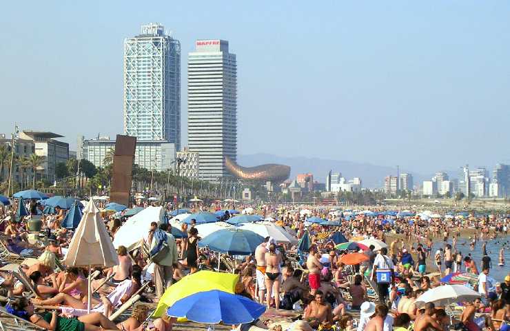 Turismo di massa alla Barceloneta di Barcellona