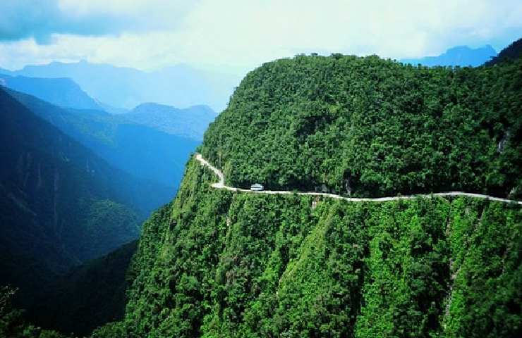 Una strada a strapiombo sulla montagna verde in Bolivia