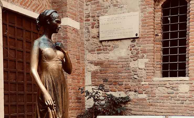 la statua di giulietta a verona