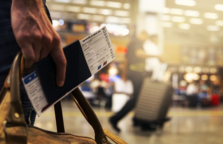 Un uomo all'aeroporto