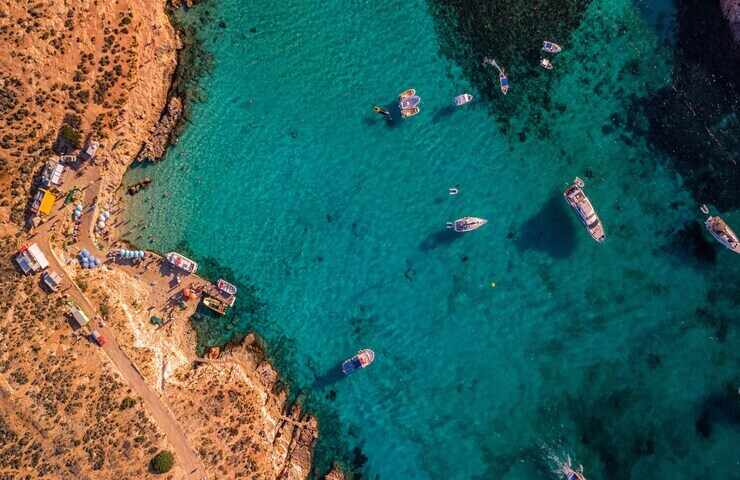 vista dall'altro con mare, barche e spiaggia