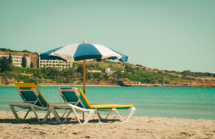 lettini e ombrellone sulla spiaggia