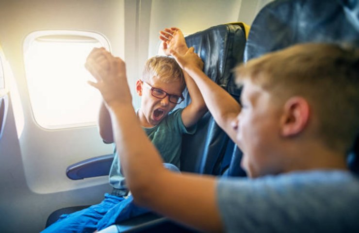 Bambini che litigano in aereo