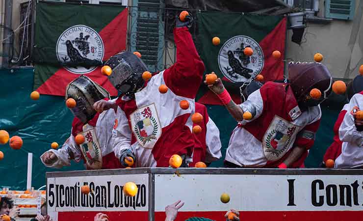 carnevale ivrea con battaglia di arance