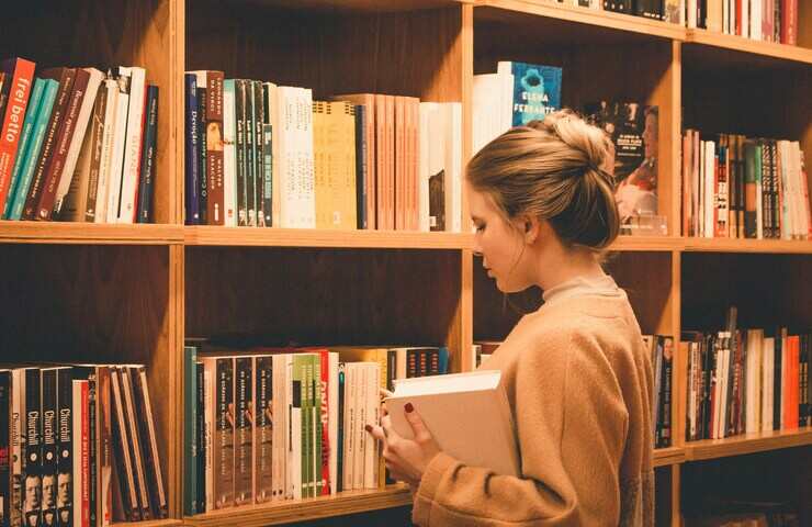 ragazza in libreria