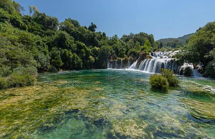 Parco della Krka con vegetazione e cascate