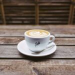 Una tazzina di caffè su un tavolino