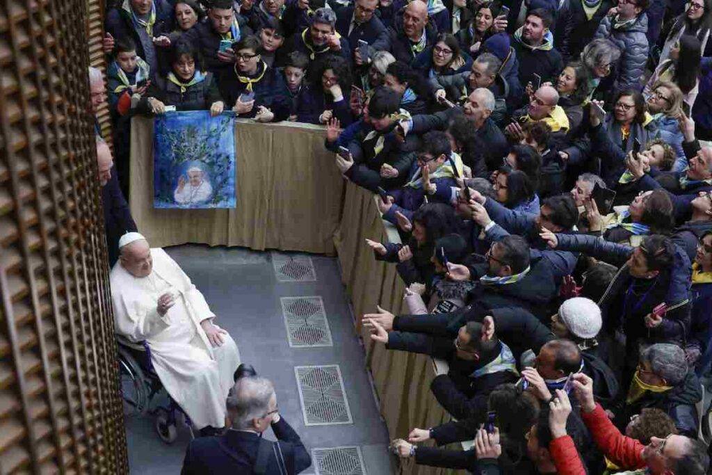 Giubileo, Papa Francesco a Roma circondato dai fedeli durante l'udienza giubilare di inizio febbraio