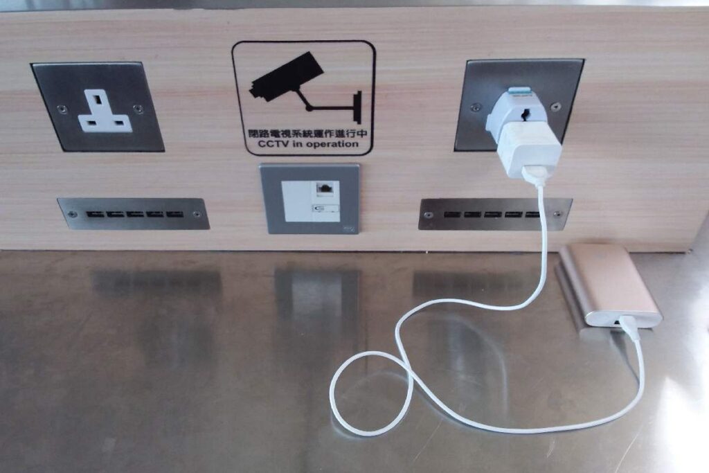 Postazioni per ricaricare lo smartphone in aeroporto