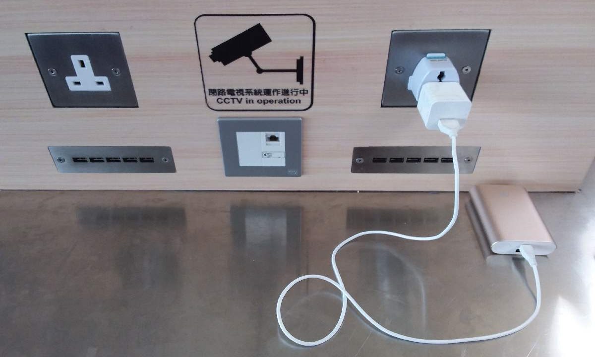 Postazioni per ricaricare lo smartphone in aeroporto