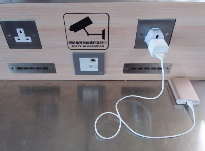 Postazioni per ricaricare lo smartphone in aeroporto
