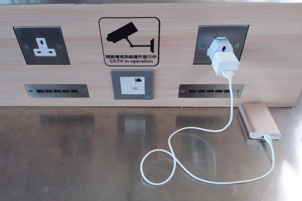 Postazioni per ricaricare lo smartphone in aeroporto