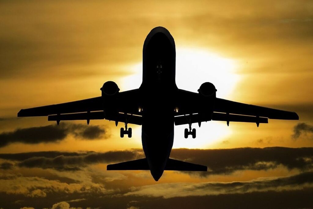 Un aereo al tramonto