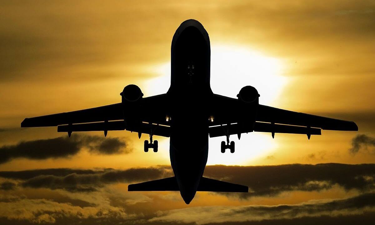 Un aereo al tramonto