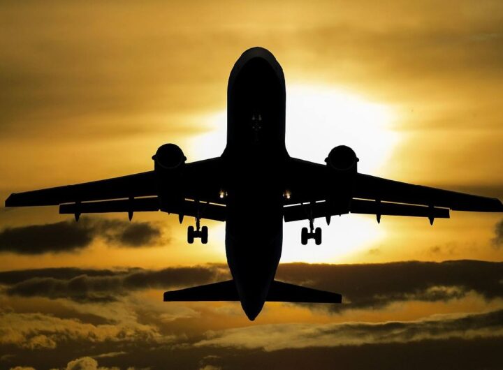 Un aereo al tramonto